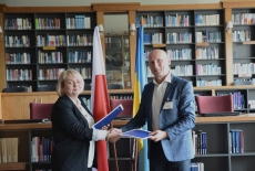 Dyrekor KSAP i  Przedstawiciel Służby Badawczej Rady Najwyższej Ukrainy podają sobie ręce