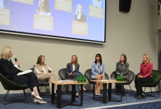 Na fotelach siedzą panelistki.