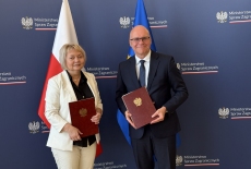 dyrektor KSAP i dyrektor generalny służby zagranicznej po podpisaniu porozumienia