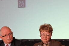 Od lewej siedzą przy stole:  Jan Pastwa, Maria Gintow-Jankowicz