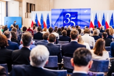 uczestnicy uroczystości w sali im. A. Walentynowicz w KPRM, przemawia dyrektor KSAP