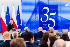 uczestnicy uroczystości w sali im. A. Walentynowicz w KPRM, przemawia dyrektor KSAP