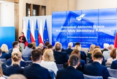 uczestnicy uroczystości w sali im. A. Walentynowicz w KPRM