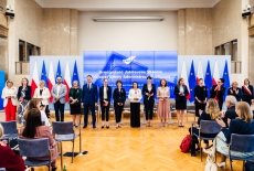 uczestnicy uroczystości w sali im. A. Walentynowicz w KPRM