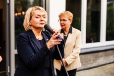 dyrektor KSAP na dziedzińcu Szkoły przemawia do mikrofonu