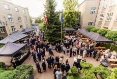 uczestnicy przyjęcia jubileuszowego na dziedzińcu KSAP