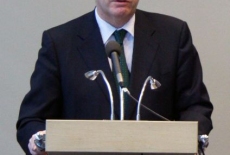 Pan  Bénédict de Cerjat stoi przy mównicy i przemawia