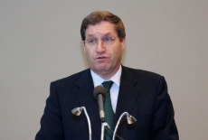 Pan  Bénédict de Cerjat stoi przy mównicy i przemawia