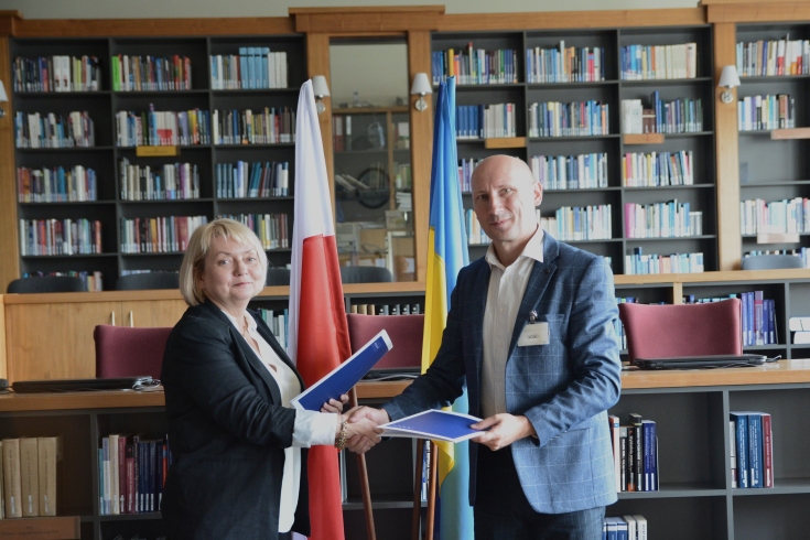 Dyrekor KSAP i Przedstawiciel Służby Badawczej Rady Najwyższej Ukrainy podają sobie ręce