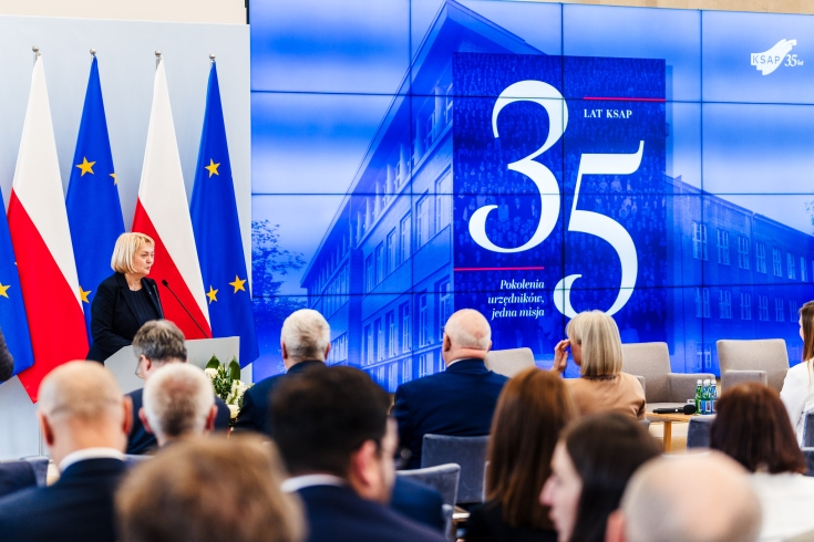 uczestnicy uroczystości w sali im. A. Walentynowicz w KPRM, przemawia dyrektor KSAP